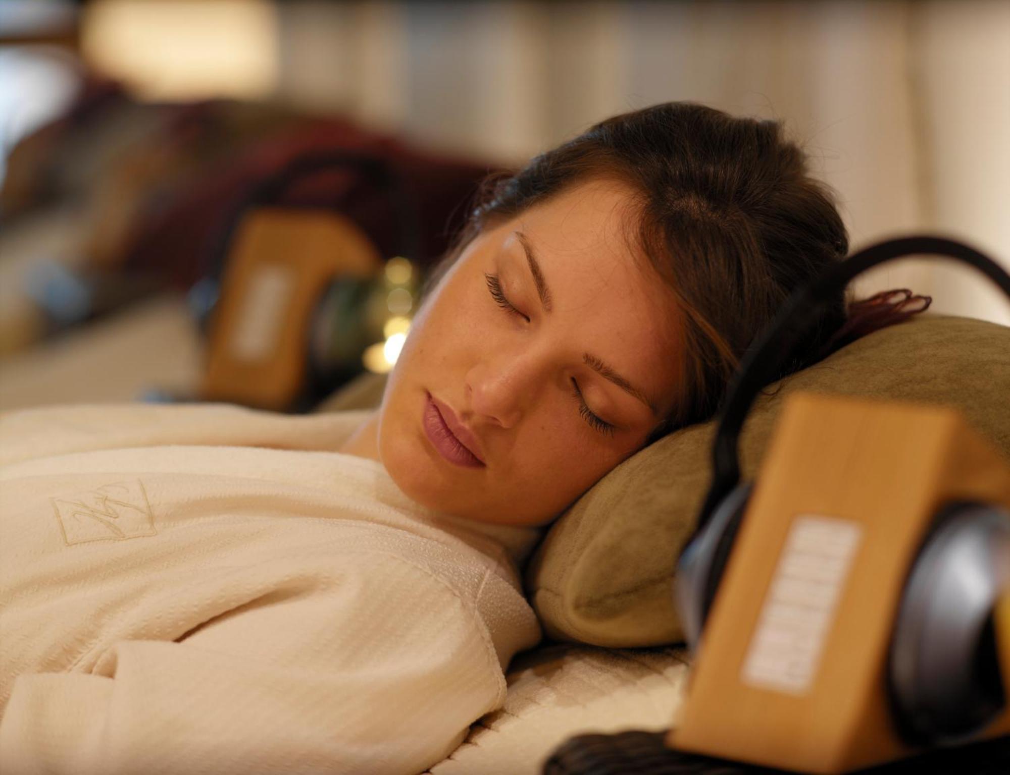 Aghadoe Heights Hotel & Spa Cill Airne Kültér fotó A woman sleeping
