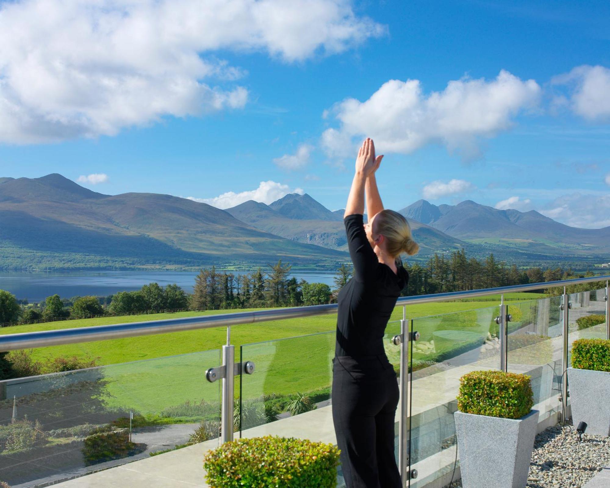 Aghadoe Heights Hotel & Spa Cill Airne Kültér fotó A woman practicing yoga at the Ice House Hotel