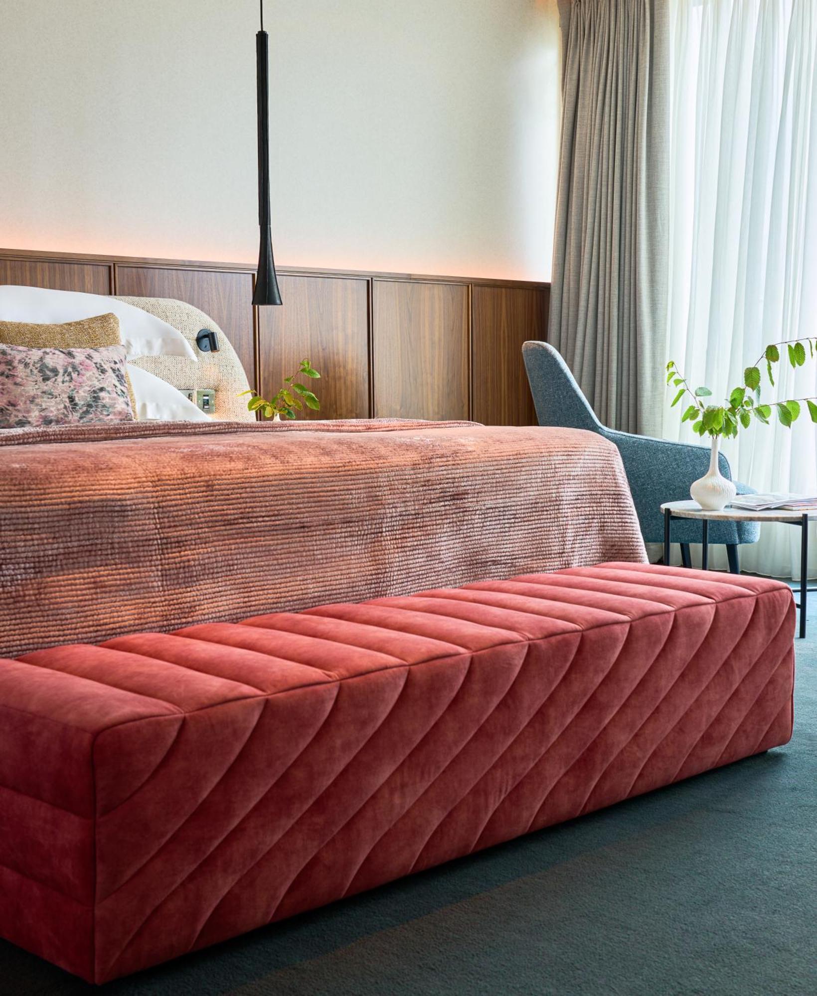 Aghadoe Heights Hotel & Spa Cill Airne Kültér fotó A bench in a bedroom